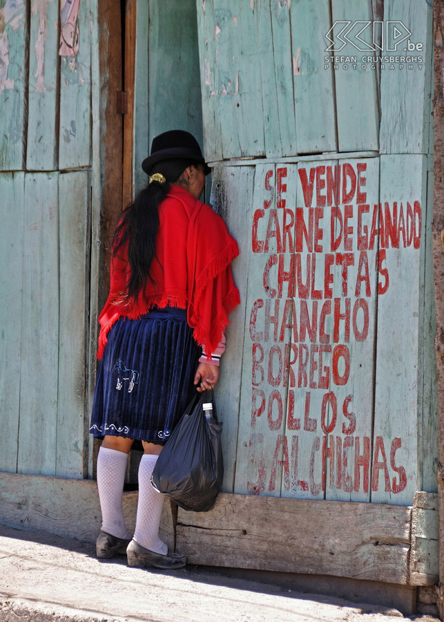 Zumbahua Typische Ecuadoriaanse vrouw met bolhoed en poncho. Stefan Cruysberghs